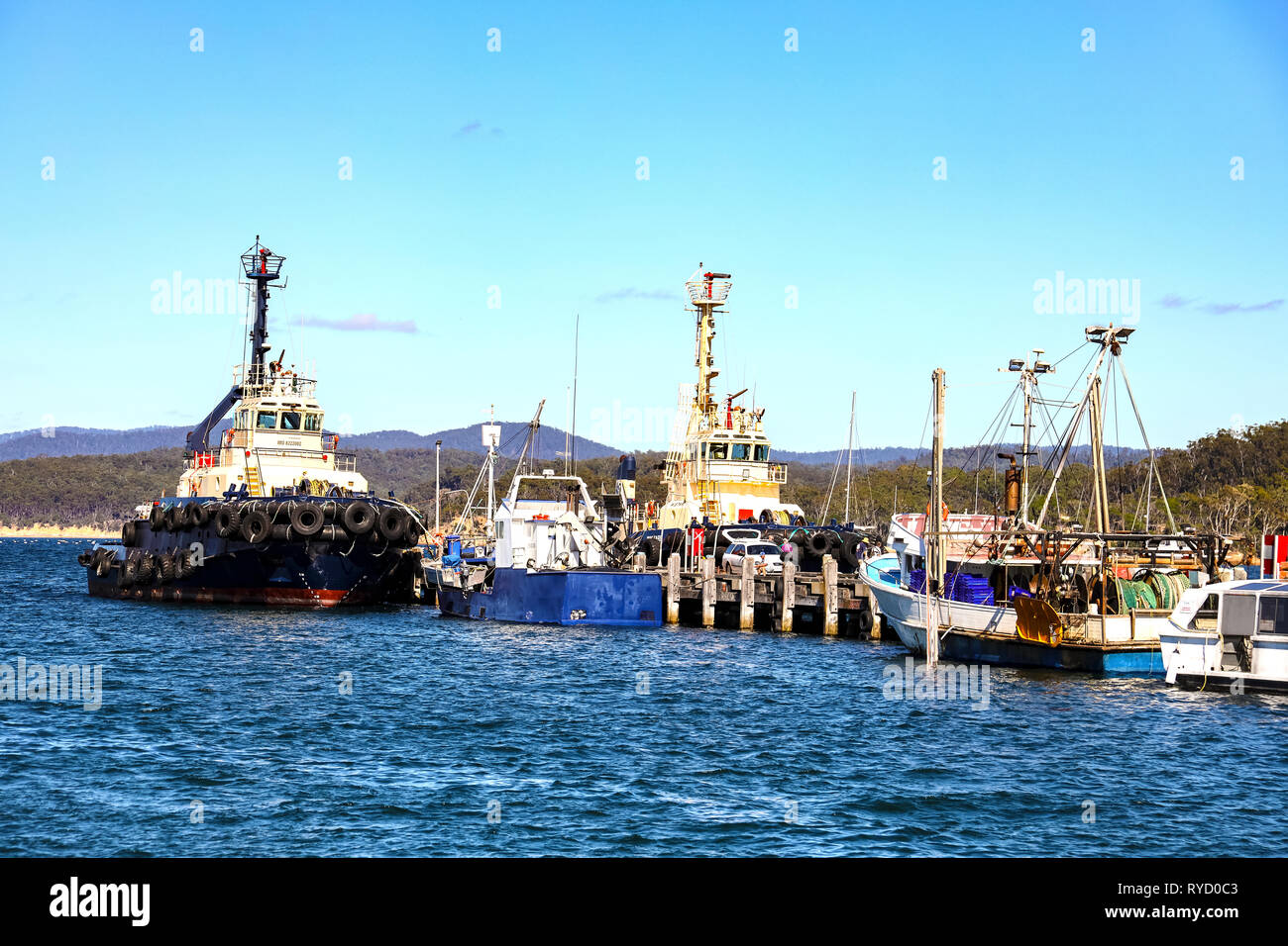 Tug Boat und Fischtrawler gebunden an der Wharf in Eden Hafen auf zwei Falten Bucht an der New South Wales südlichen Kosten Stockfoto