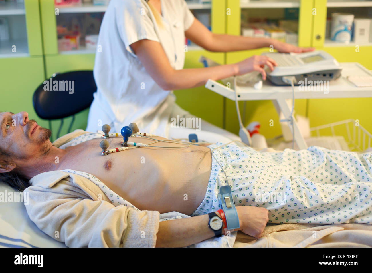 Mann während der EKG-Untersuchung im Krankenhaus, Karlovy Vary, Tschechische Republik, Europa Stockfoto
