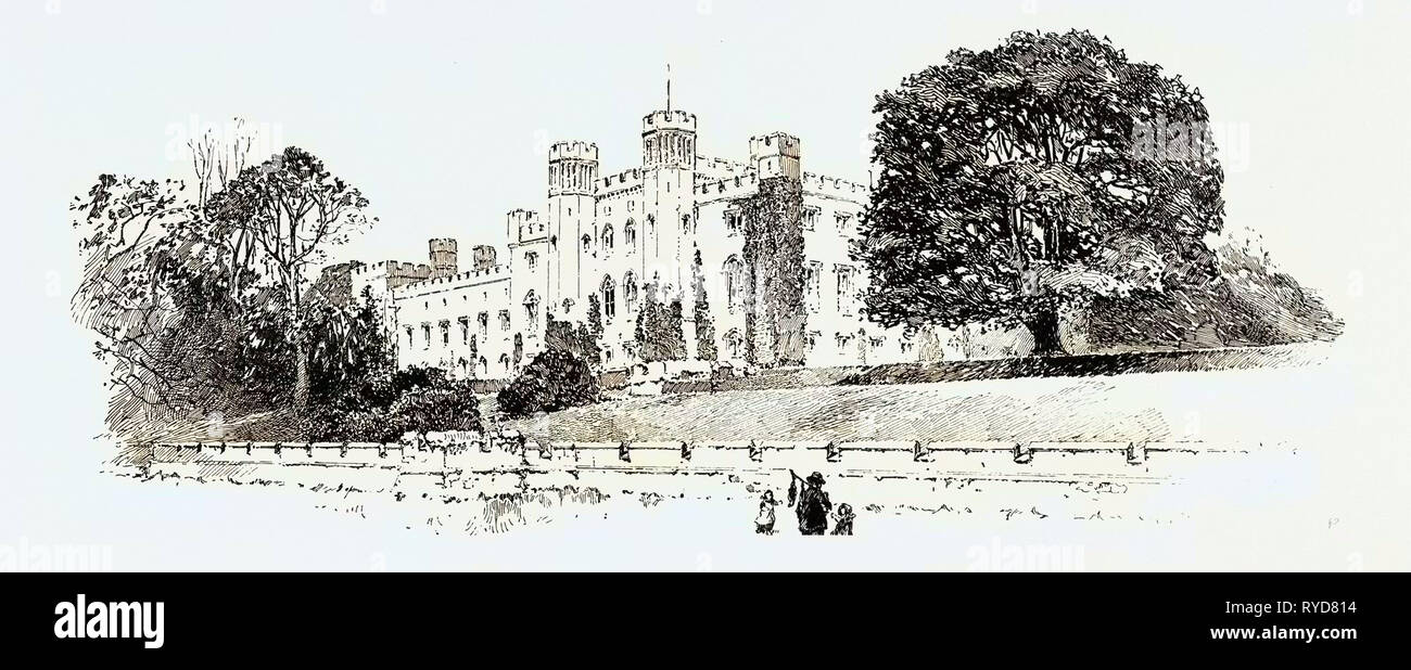 Scone Palace, Perth, Großbritannien. Scone Palace ist eine Kategorie in einem denkmalgeschützten Haus in der Scone, Perthshire, Schottland. Es wurde gebaut (durch Neufassung ein Palast aus dem 16. Jahrhundert) im Jahr 1808 (im Jahr 1802 begonnen und 1812 abgeschlossen Nach der Tour Guides) für die Grafen von Mansfield. Aus rotem Sandstein mit einem gekerbten Dach gebaut, es ist ein klassisches Beispiel der späten Georgianischen gotischen Stil Stockfoto