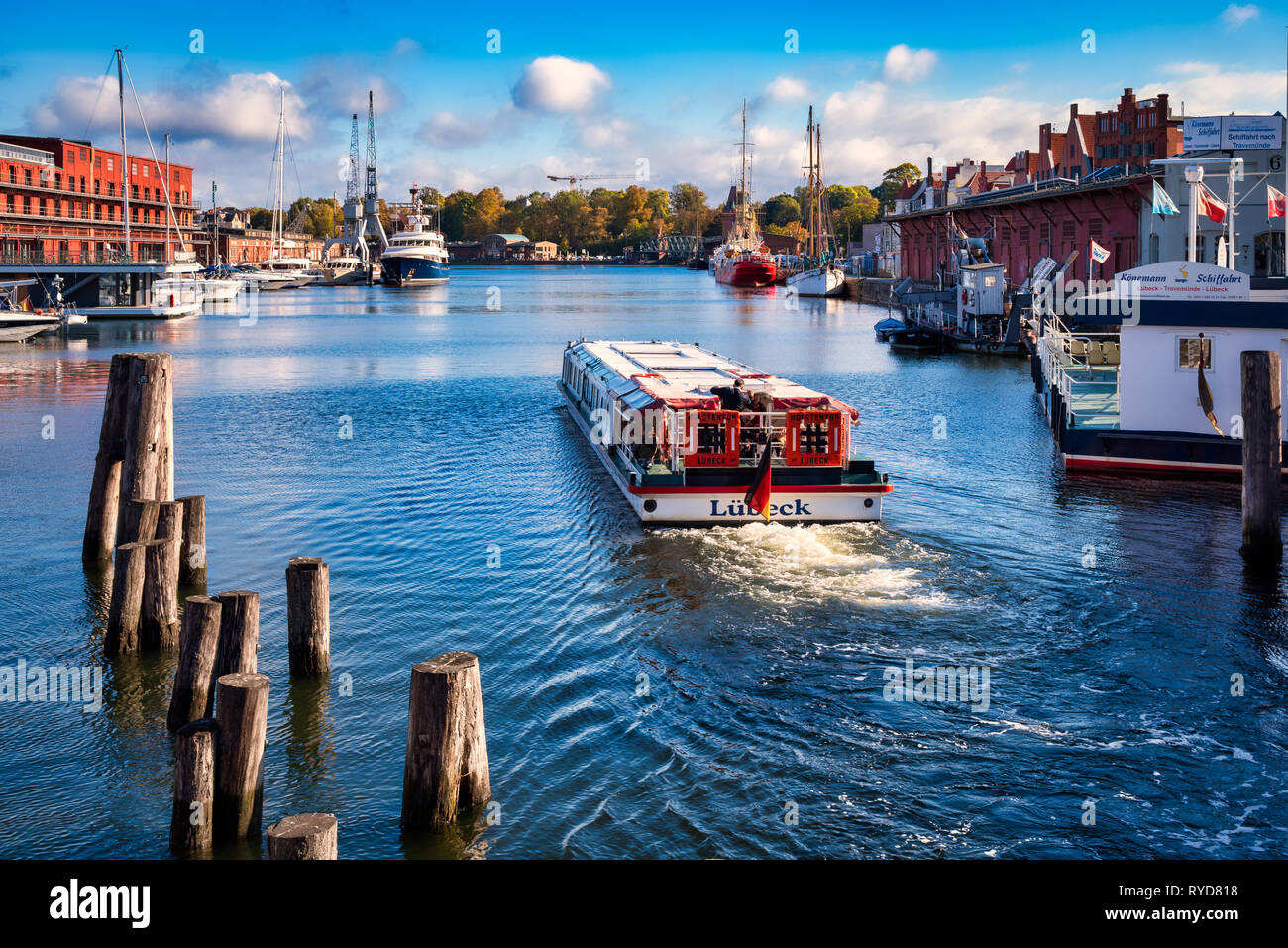 Lübeck, Deutschland, 10.07.2018: Blick über die Hansa Hafen an der Trave in der Hansestadt Lübeck Stockfoto
