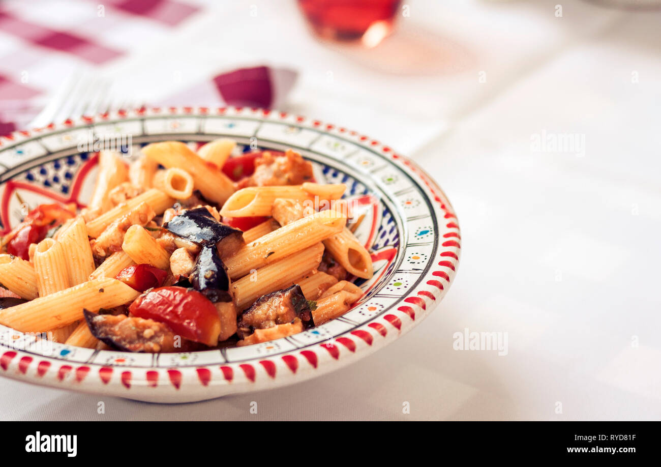 Pasta mit Auberginen, Fisch und Tomatensauce im Restaurant in Catania, Sizilien, Italien Stockfoto
