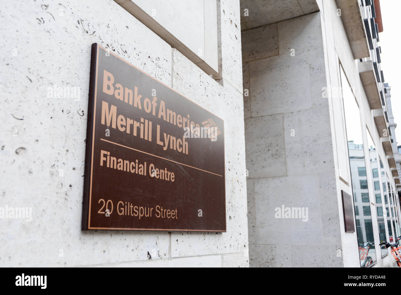 Beschilderung außerhalb Bank of America, Merrill Lynch, Financial Center, Giltspur Street, London, EC1, Großbritannien Stockfoto