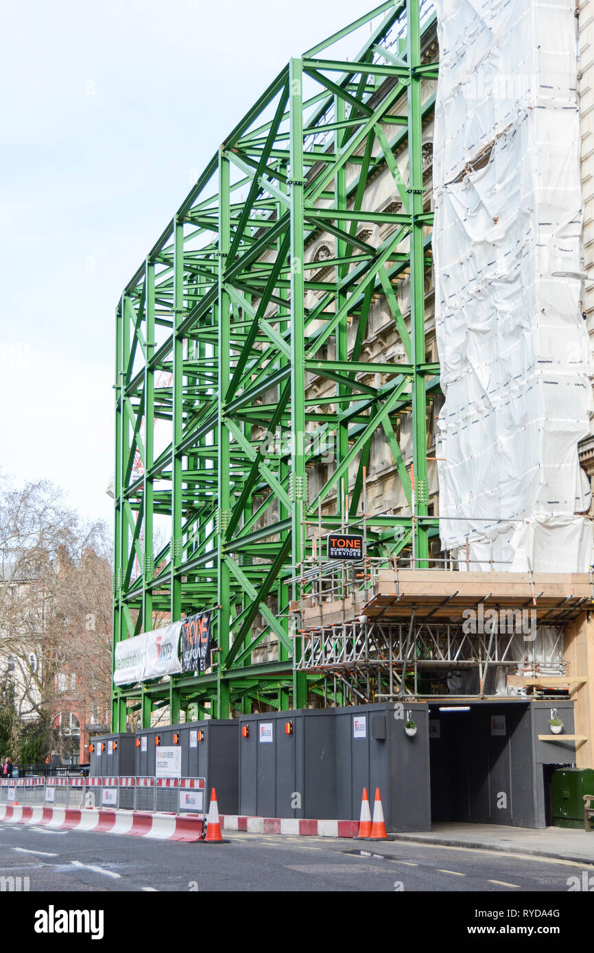 Kier Group plc Bau und Gerüstbau außerhalb der Nuffield Health private Patienten in St. Bartholomä Hospital, London, UK Stockfoto