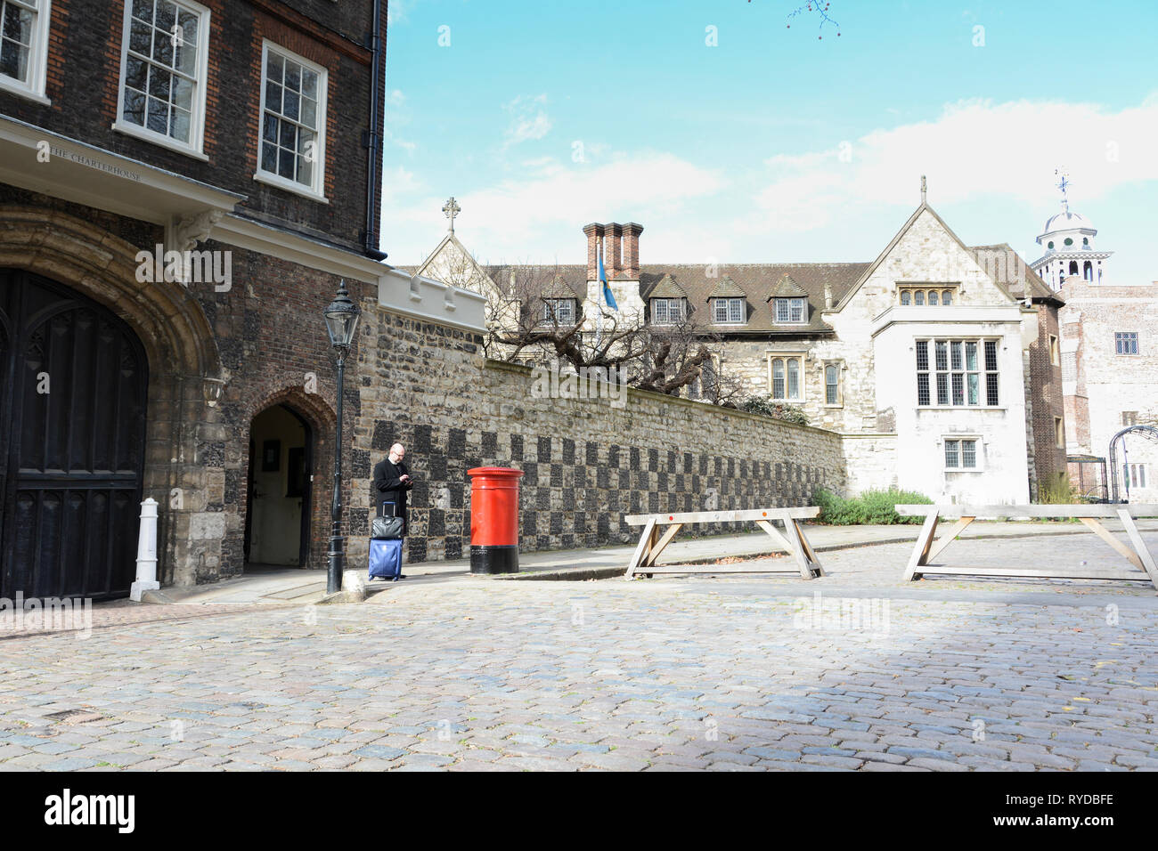Ein Mitglied des Klerus sms in der Charterhouse Square, London, UK Stockfoto