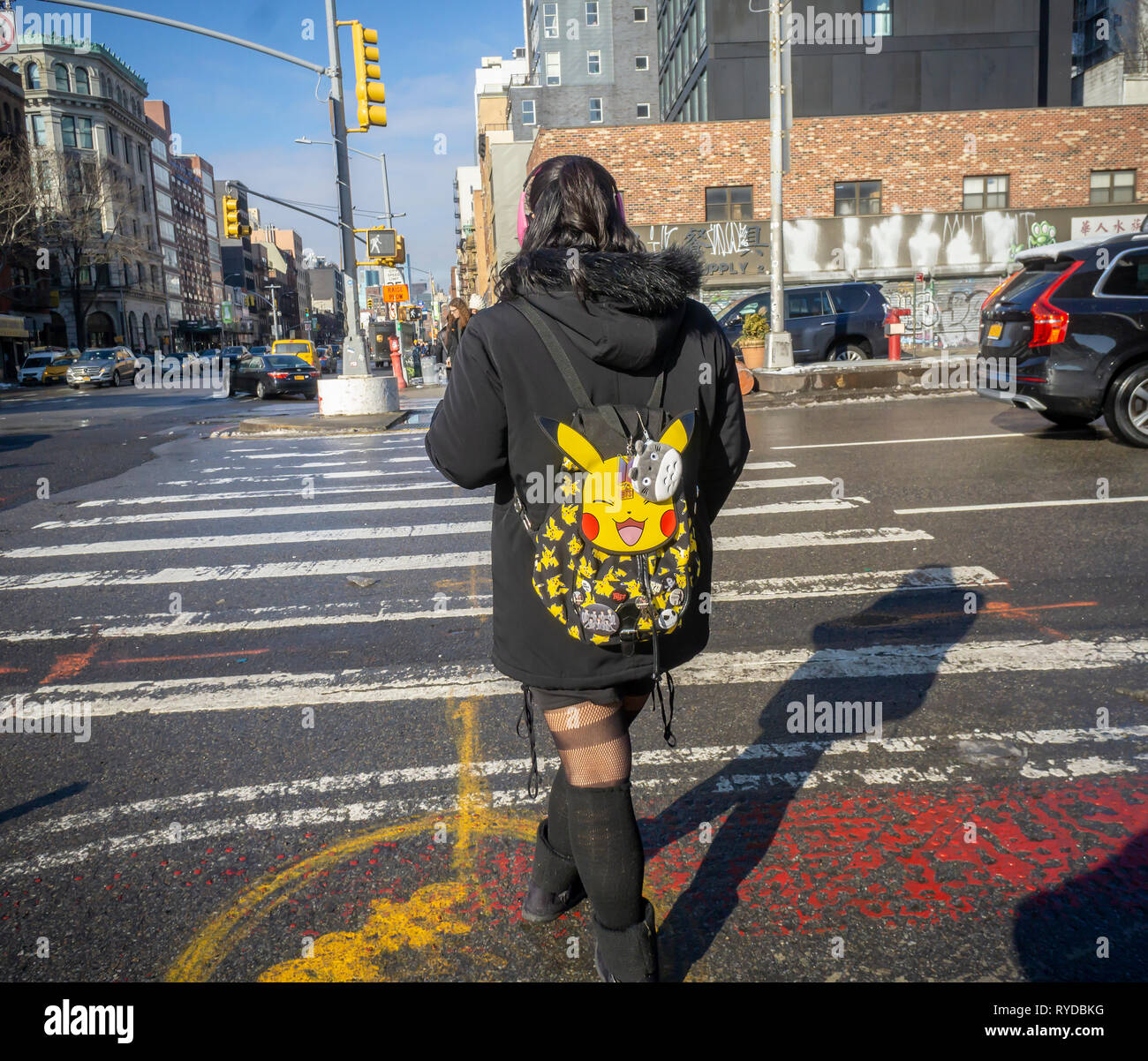 Eine junge Frau wartet Delancey Street an der Bowery in New York mit ihrem PokÃ©mon Rucksack am Samstag, 2. März 2019. (Â© Richard B. Levine) Stockfoto