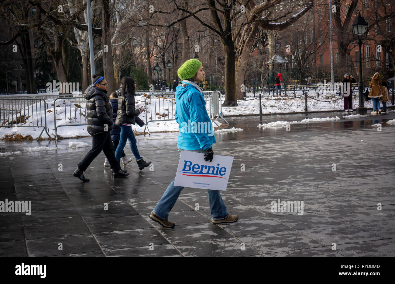 Eine Frau geht durch den Washington Square Park in Greenwich Village in New York mit ihrem "Bernie Sanders für Präsident" Schild, an Sanders' Rally früh am Tag am Brooklyn Collage am Samstag, 2. März 2019. (Â© Richard B. Levine) Stockfoto