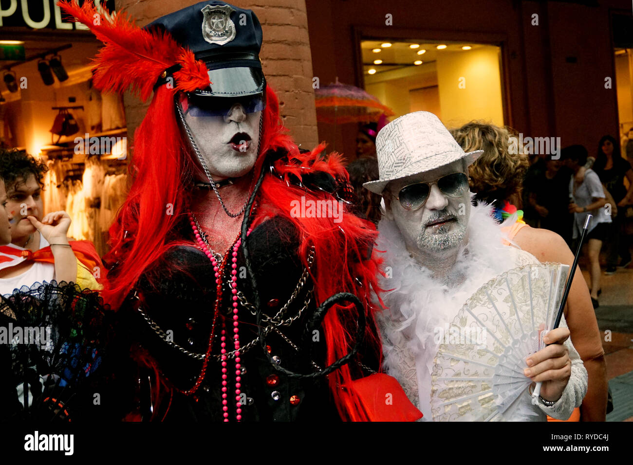 Zwei Jungs sind in der Parade während der Gay Pride Stockfoto