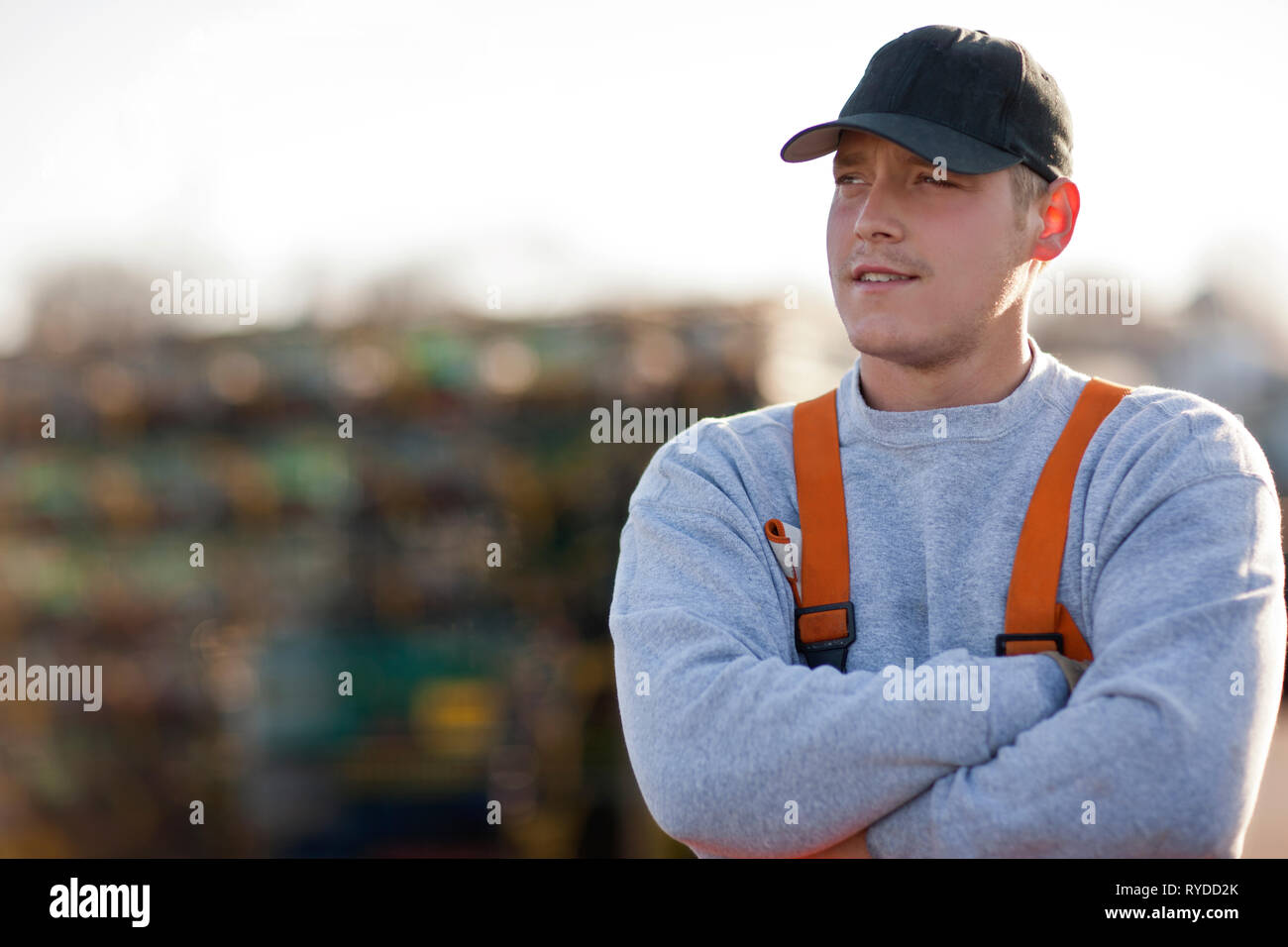 Junge Fischer mit verschränkten Armen. Stockfoto