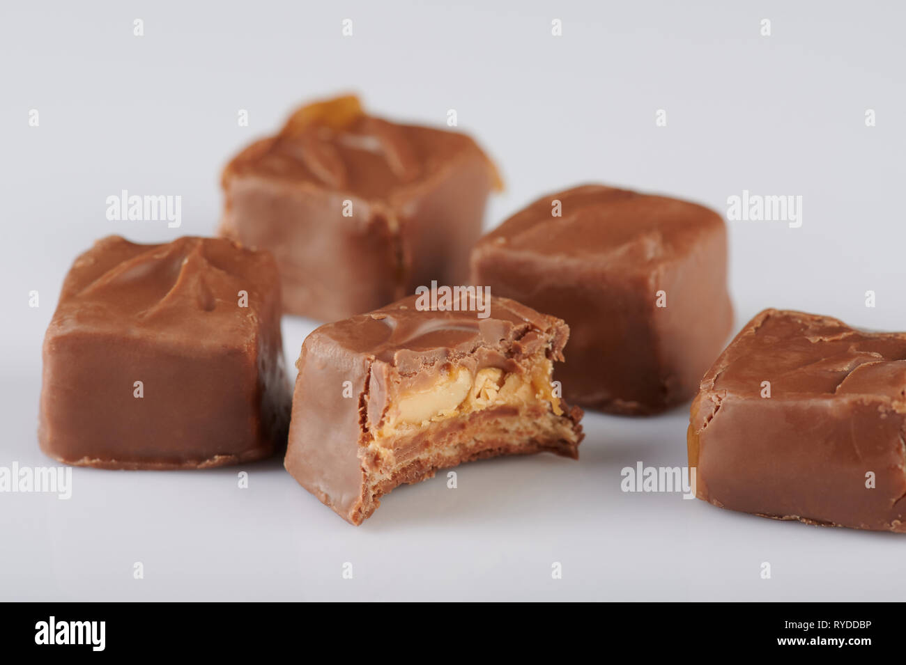 Süße Candy Bar Thema auf weißem Hintergrund Stockfoto