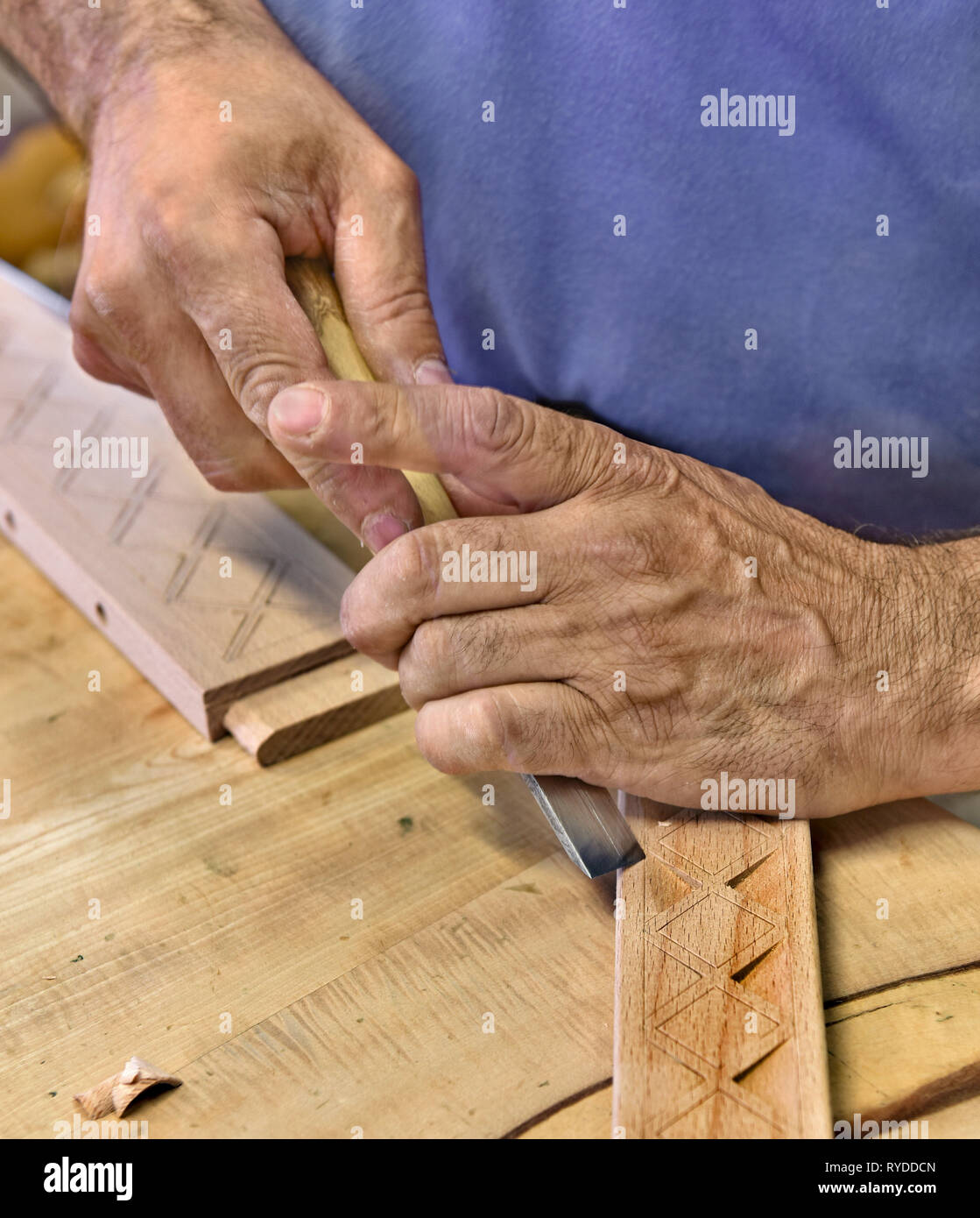 Lefteris ist ein traditionelles Holzschnitzer und arbeitet er in seiner Werkstatt in Chora Insel Skyros, in Sporaden Komplex, Zentral Griechenland, Ägäis Stockfoto