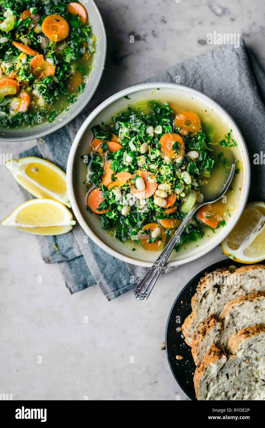 Aus weissen Bohnen, Zitrone und Kohl Suppe Stockfoto