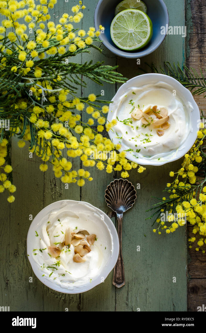 Syllabub mit Kalk und Mandelflocken Stockfoto