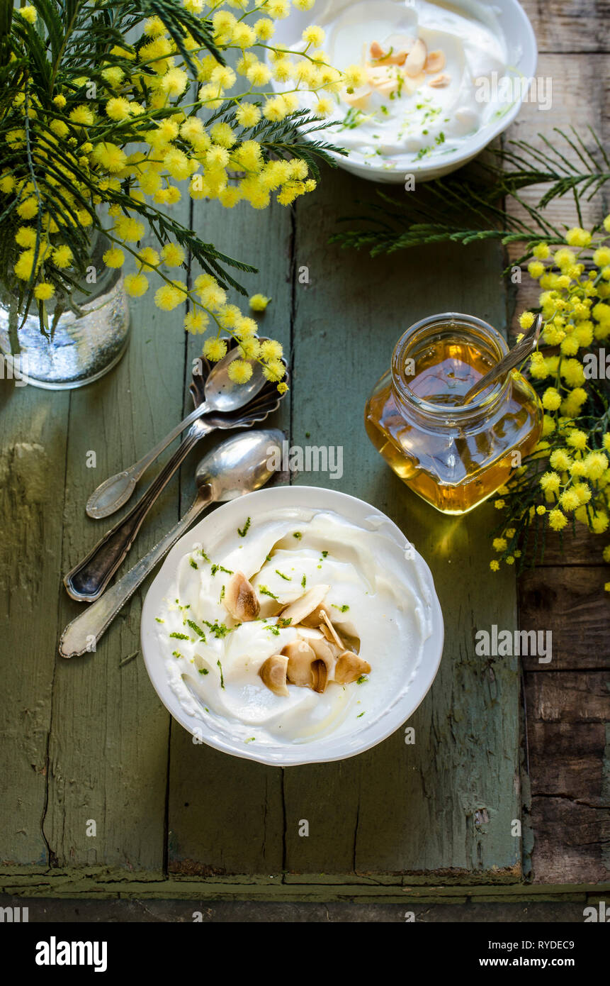 Syllabub mit Kalk und Mandelflocken Stockfoto