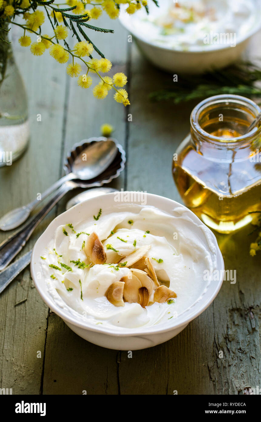 Syllabub mit Kalk und Mandelflocken Stockfoto