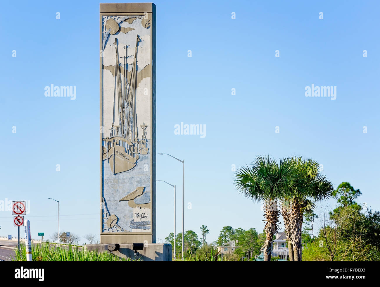 Ein bas-relief von Garnelen Boote, erstellt von Mississippi artist Marty Wilson, schmückt ein Zement monolith Pylon in Bay Saint Louis, Missouri. Stockfoto