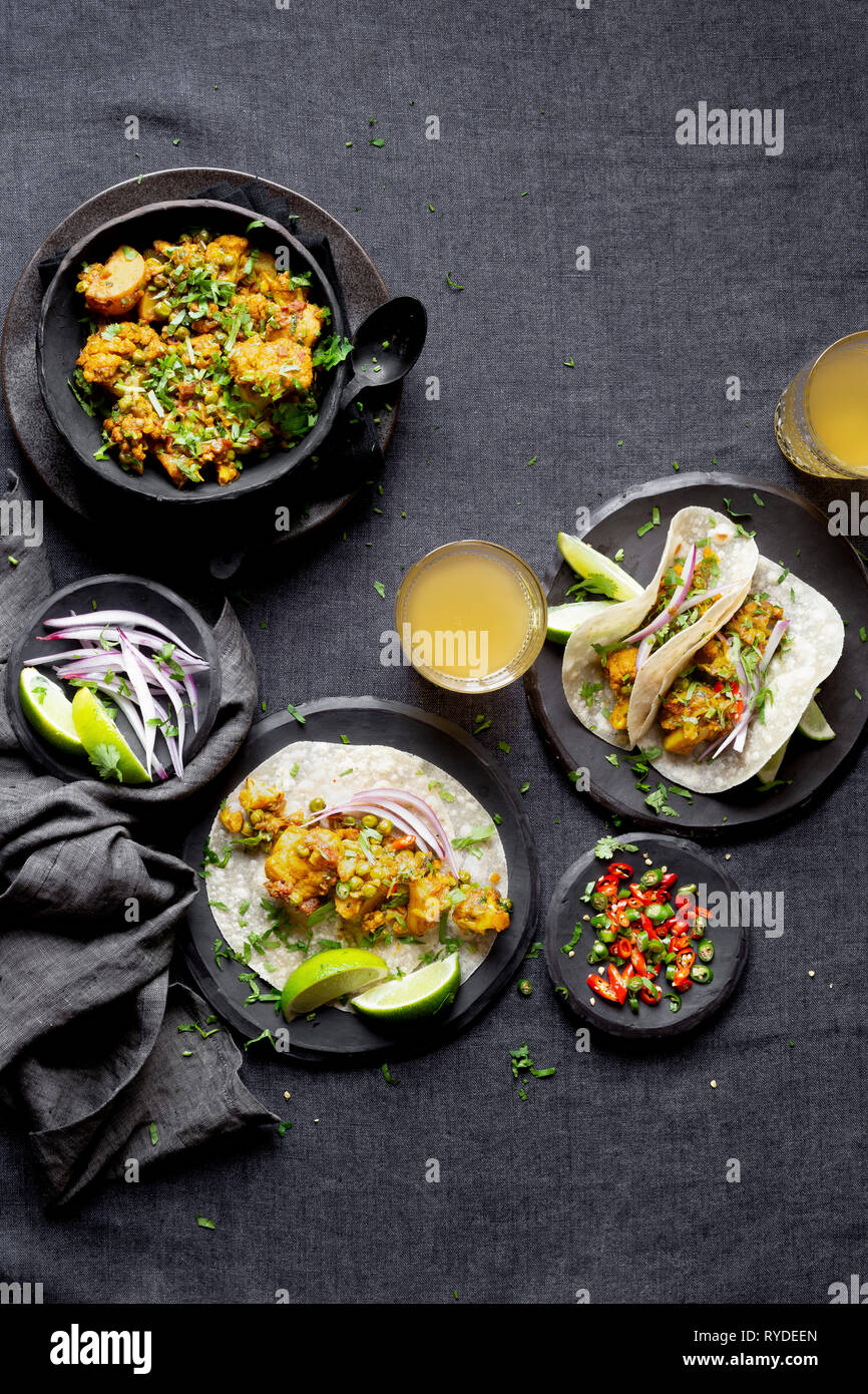 Indische Veganen Abendessen - Aloo Gobi (Blumenkohl, Kartoffel) und Roti. Stockfoto