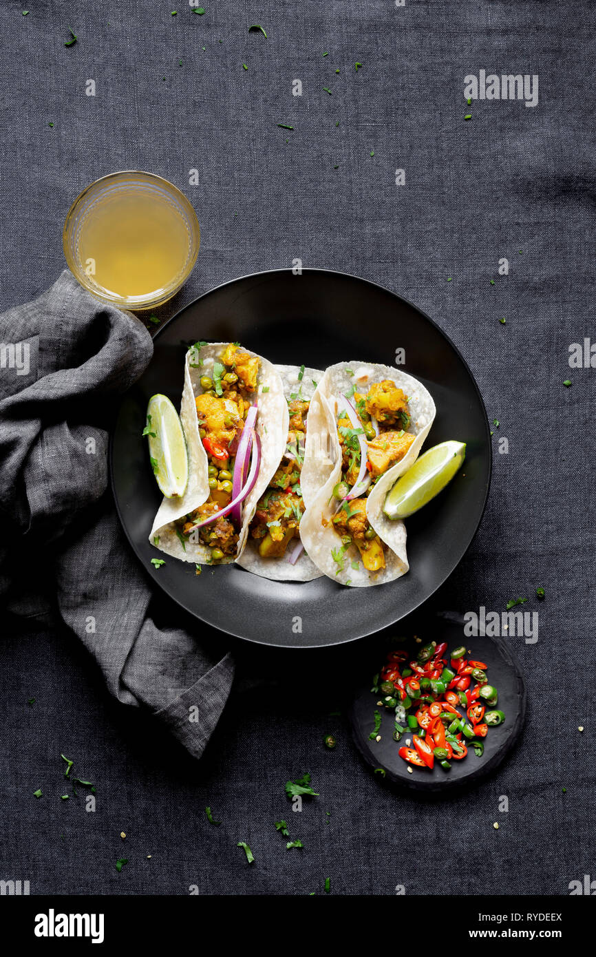 Indische Veganen Abendessen - Aloo Gobi (Blumenkohl, Kartoffel) und Roti. Stockfoto
