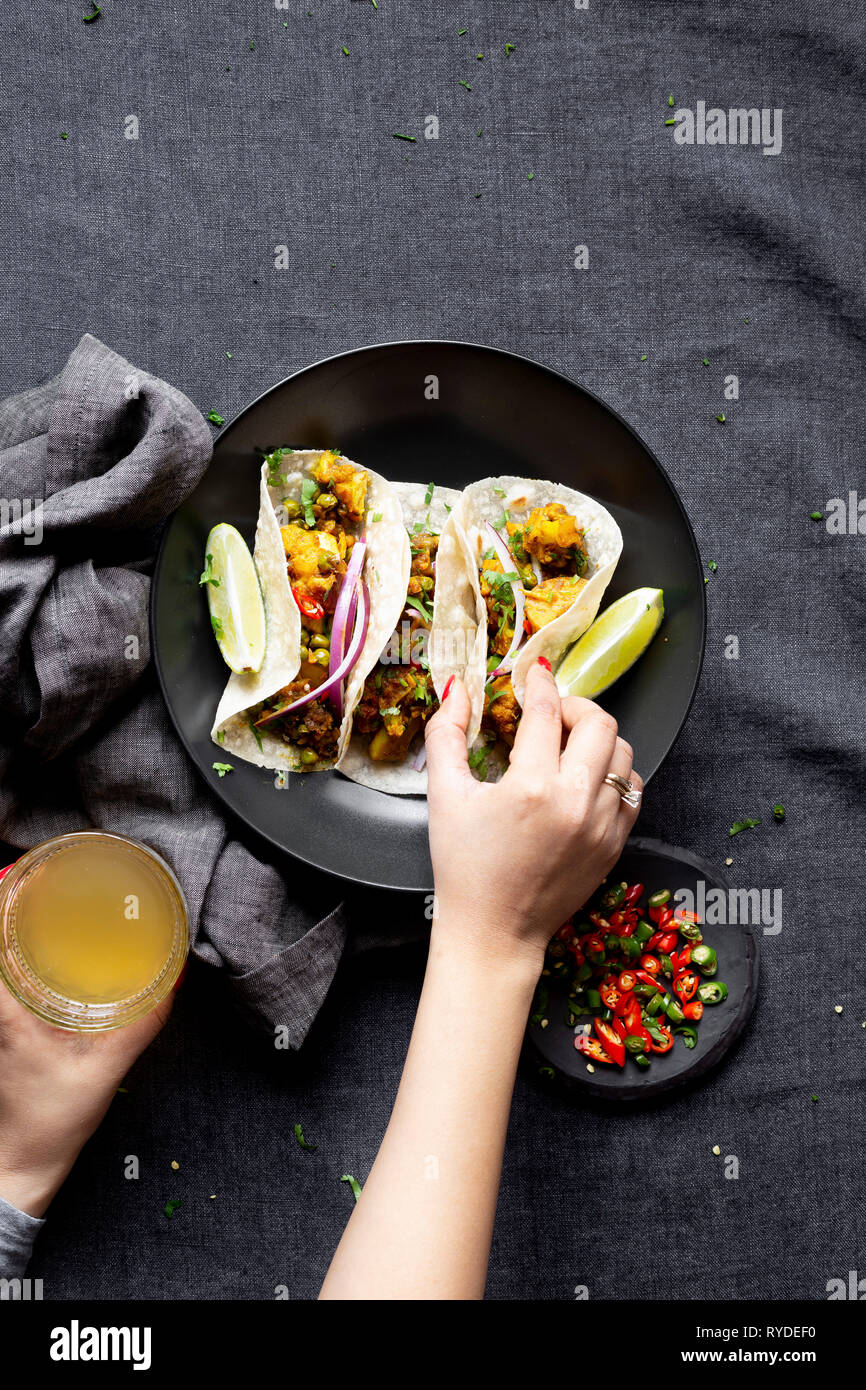 Indische Veganen Abendessen - Aloo Gobi (Blumenkohl, Kartoffel) und Roti. Stockfoto
