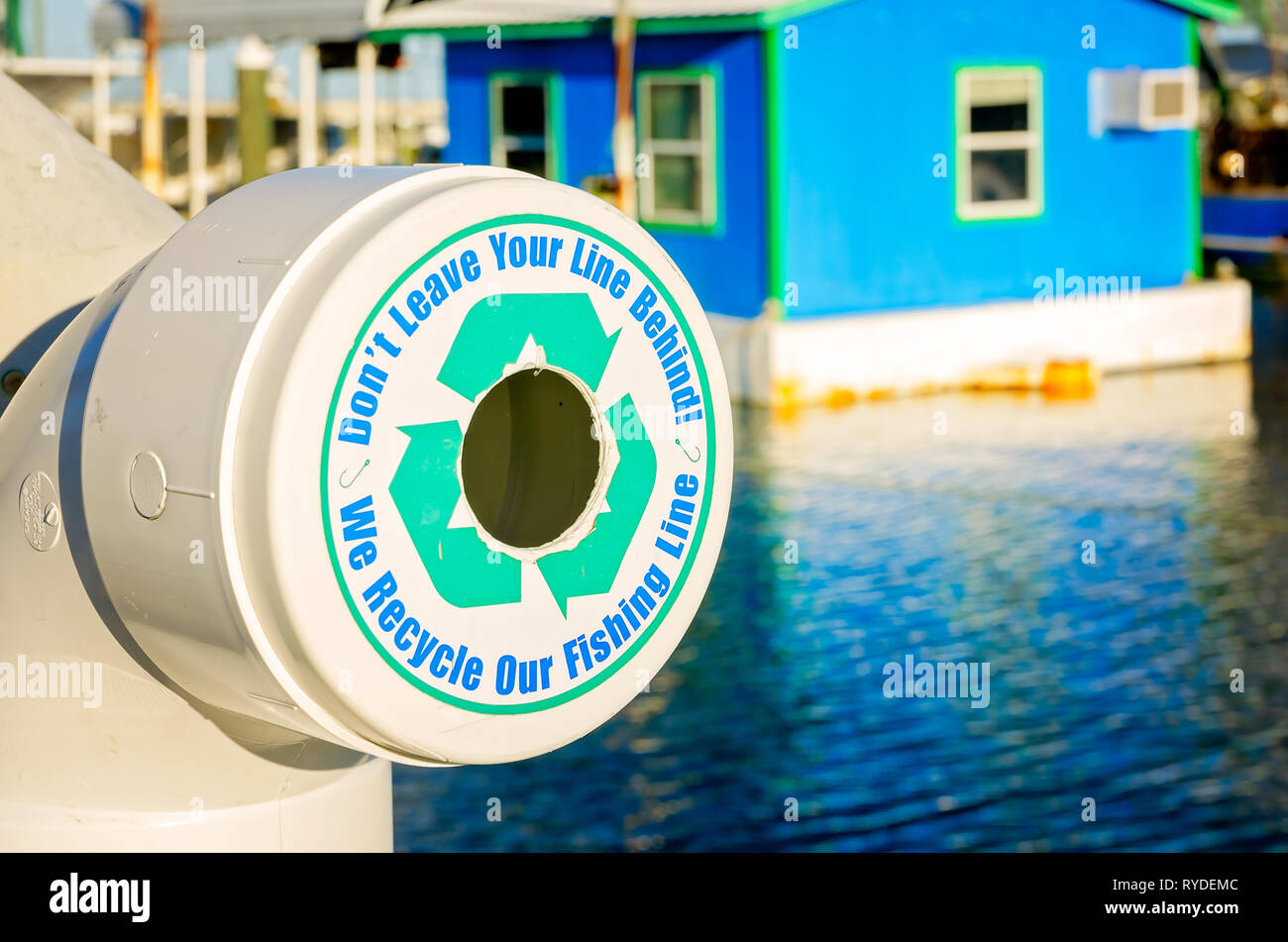 Eine monofile Recycling Station wird auf einem Wharf für die Beseitigung von weggeworfenen Angelschnur in Pass Christian, Mississippi installiert. Stockfoto