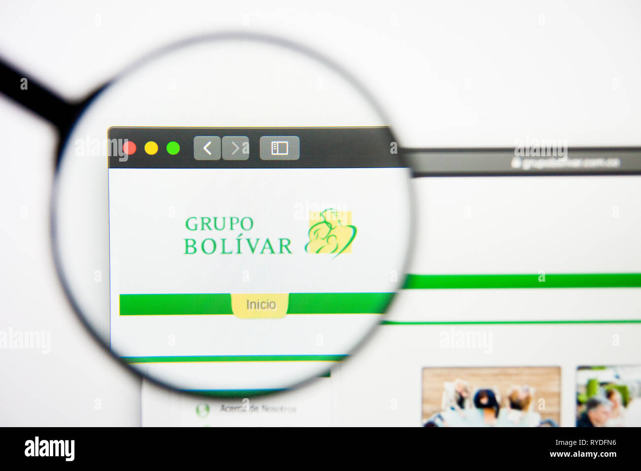 Los Angeles, Kalifornien, USA - 28. Februar 2019: Grupo Bolivar Homepage. Grupo Bolivar Logo sichtbar auf dem Display, Illustrative Editorial Stockfoto