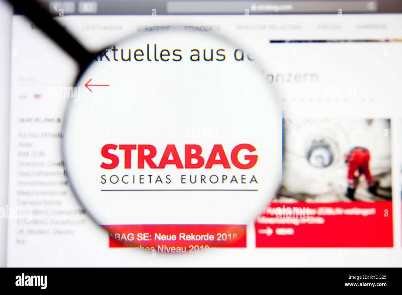 Los Angeles, Kalifornien, USA - 5. März 2019: STRABAG Homepage. STRABAG Logo sichtbar auf dem Display, Illustrative Editorial Stockfoto