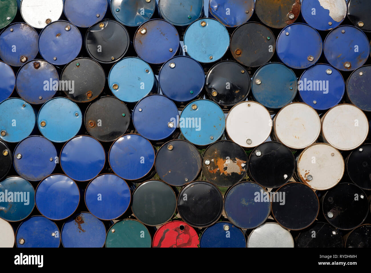 Stapel von Grunge Öl tank Barrel background-image Stockfoto