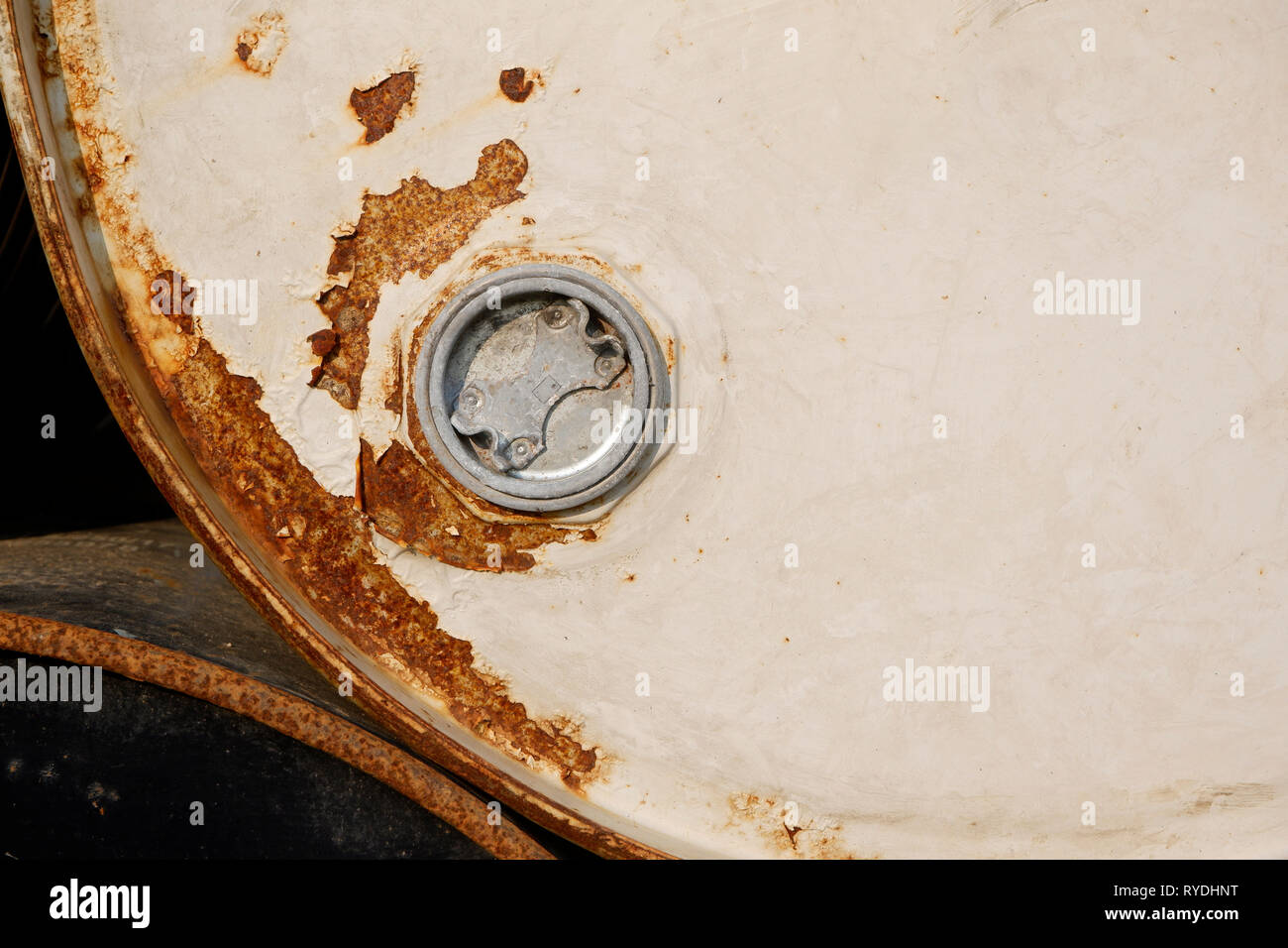 Rusty White Metal barrel Hintergrund. Alte Fass mit grunge Textur. Dirty Hintergrund der Risse im Lack. - Bild Stockfoto