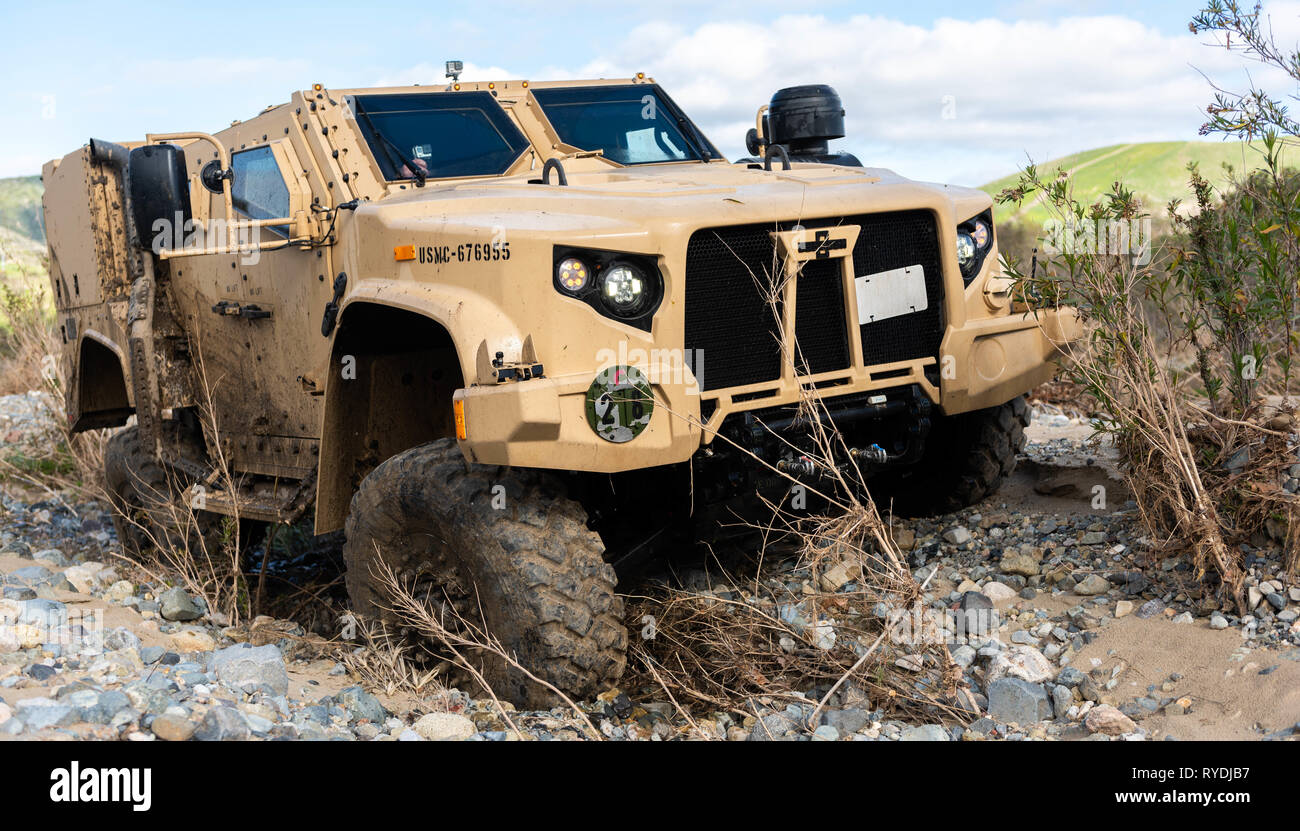 Eine gemeinsame Leichter taktischer Fahrzeug zeigt seine Fähigkeit, mehrere Geländetypen zu handhaben durch physische Anpassung der Suspension bei einer Demonstration an der Schule der Infanterie West, Marine Corps Base Camp Pendleton, Kalifornien, Feb 27, 2019. Marines sind in der Lage, mehrere Einstellungen des JLTV durch Auswahl von Optionen auf einer internen LCD einstellen. Diese Einstellungen legen fest, wie der Träger von Sand, Schlamm, Schnee oder Autobahn Straße bedingungen Laufwerke. Die JLTV besteht aus mehreren Plattformen in der Lage eine Vielzahl von Missionen und bietet erhöhten Schutz und Mobilität für Personal über die M Stockfoto