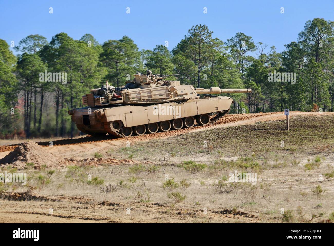 Eine M1A1 Abrams Kampfpanzer, "Barbie Dreamhouse", auf 3 Bataillon zugeordnet, 67th Armored Regiment, 2. gepanzerte Brigade Combat Team, 3rd Infantry Division Brände ein 120 mm Sabot high explosive Umlauf während Spartan konzentrieren, Fort Stewart, Ga., Nov. 5. (U.S. Armee Foto von SPC. Andres Chandler/freigegeben) Stockfoto