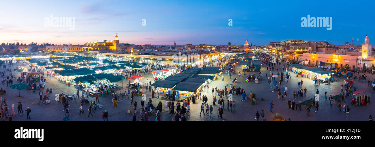 Marrakesch, Marokko - 27. März 2018: Panoramablick auf die Hohen winkel Dämmerung Blick über Djemaa El-Fná Quadrat am Abend in der historischen Altstadt Medina Stockfoto