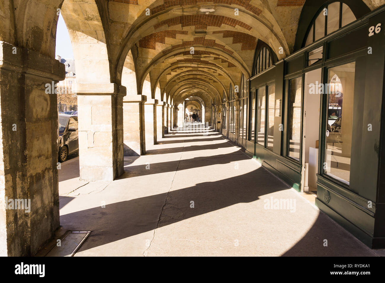 Arkaden und Kunstgalerien auf der Place des Vosges im Marais-Viertel von Paris, Frankreich. Stockfoto