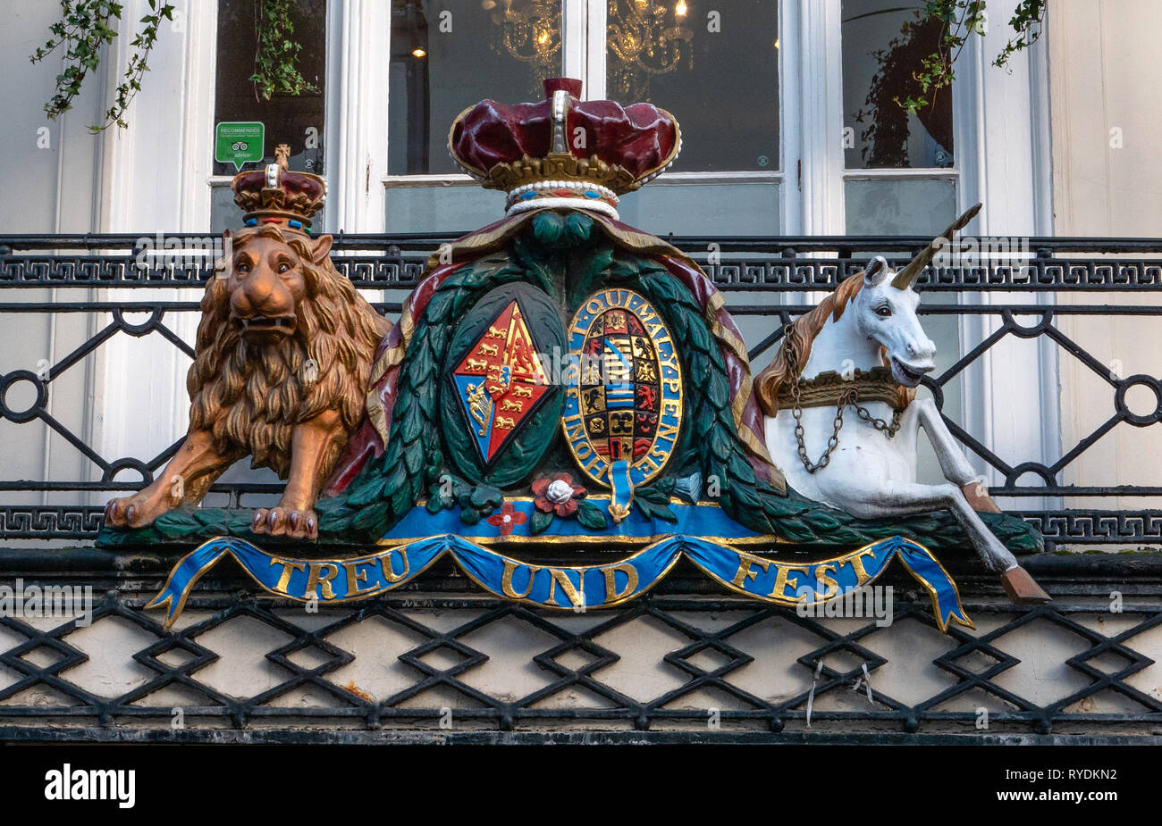 Wappen auf einem Balkon des Foley Arms Hotel Great Malvern Worcestershire Royal Standard, Reihenfolge der Strumpfband, humorvoll Löwe und Einhorn Stockfoto