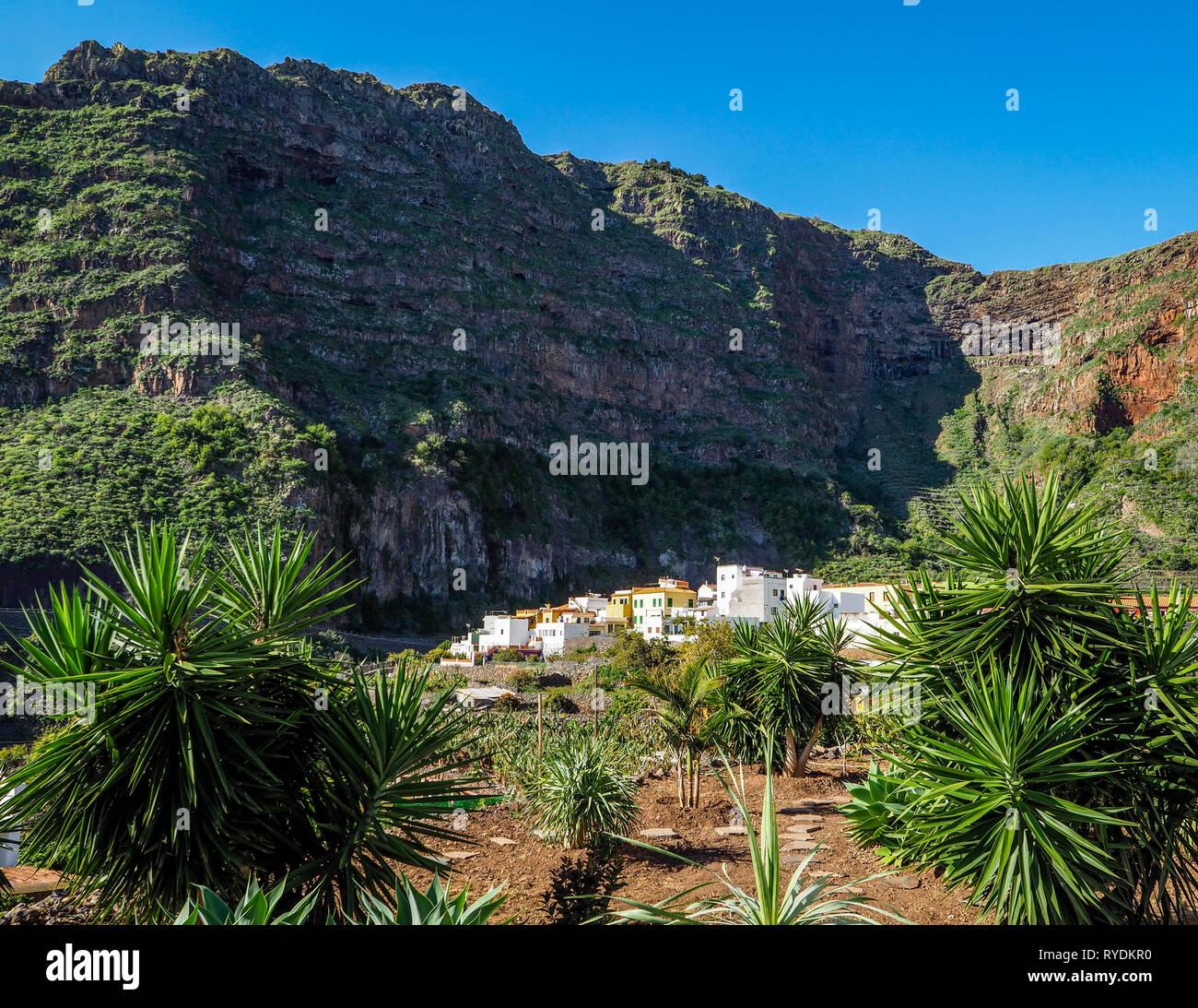 Das hübsche Dorf Agulo drastisch durch die nördliche Küste von La Gomera in einem Amphitheater von vulkanischen Klippen - Kanarische Inseln Stockfoto