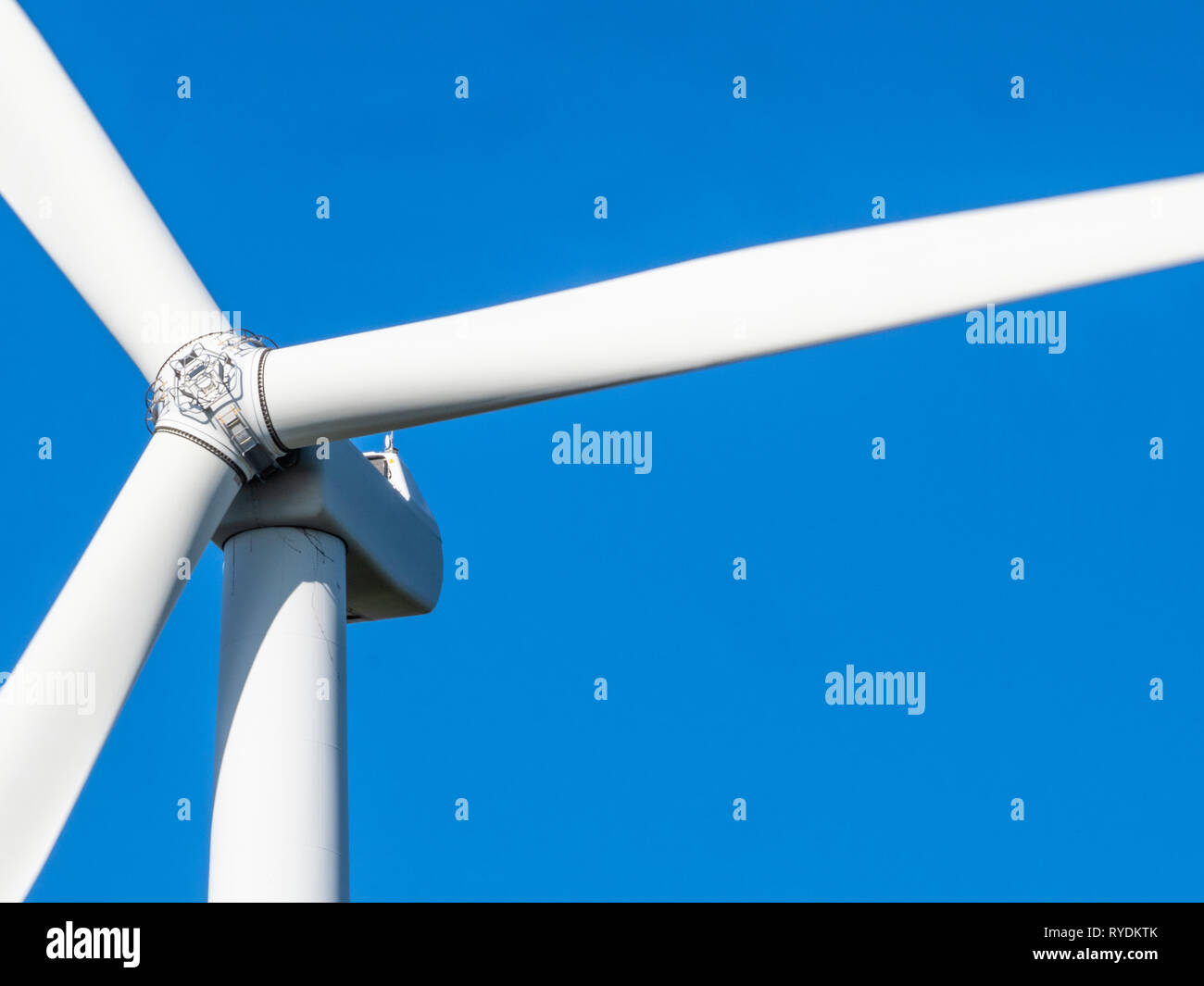 Detail einer großen horizontalen Achse Wind Turbine in Bewegung mit Turm und Gondel, Rotorblätter, die Häuser der Stromerzeuger - South Wales, Großbritannien Stockfoto