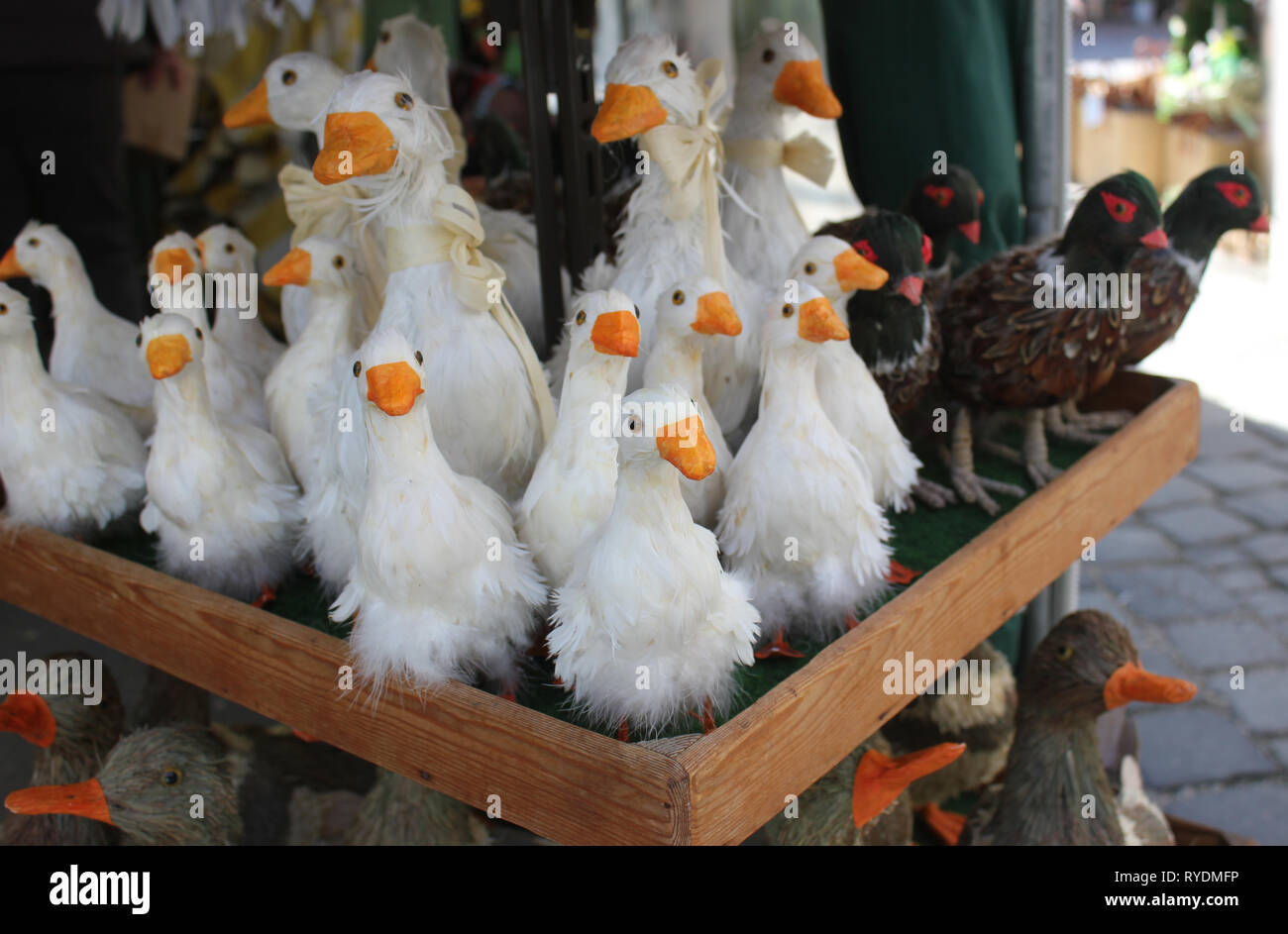 Handgefertigte Stroh Gänse als lustig Ostern Dekoration. Auf einem Markt, München gesehen. Stockfoto