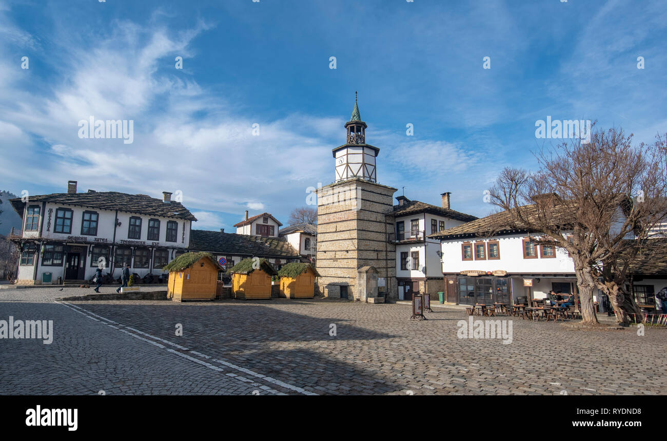 TRYAVNA, Bulgarien - Panorama der Clock Tower und die Altstadt in der architektonischen traditionelle Komplex. Stockfoto