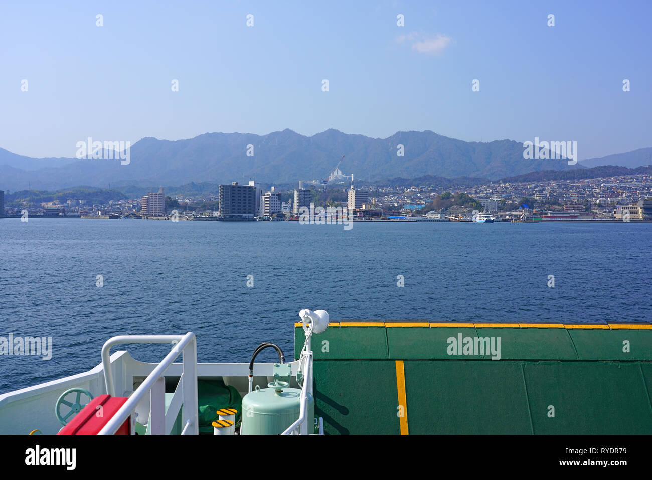 MIYAJIMA, JAPAN-26 FEB 2019 - Blick auf eine Fähre transportieren die Besucher der japanischen Insel Itsukushima (Miyajima) in der Bucht von Hiroshima, Japan. Stockfoto