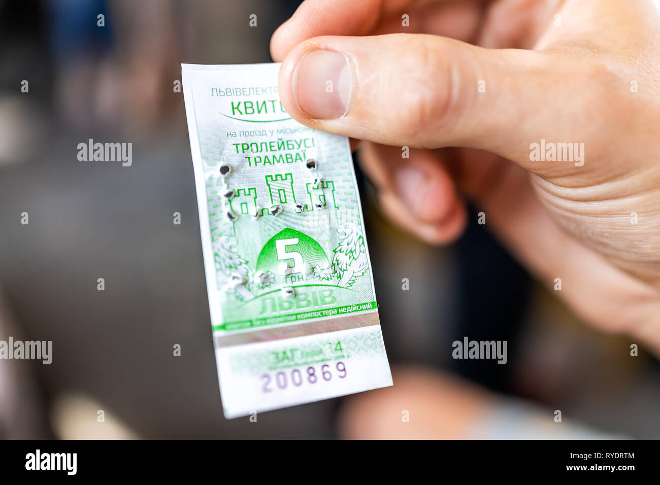 Lemberg, Ukraine - August 1, 2018: lwow Trolley Bus Zug Ticket mit Mann hält Papier und Preis Zeichen in kyrillischer Schrift validiert, in der Straßenbahn im historischen Ukraine Stockfoto