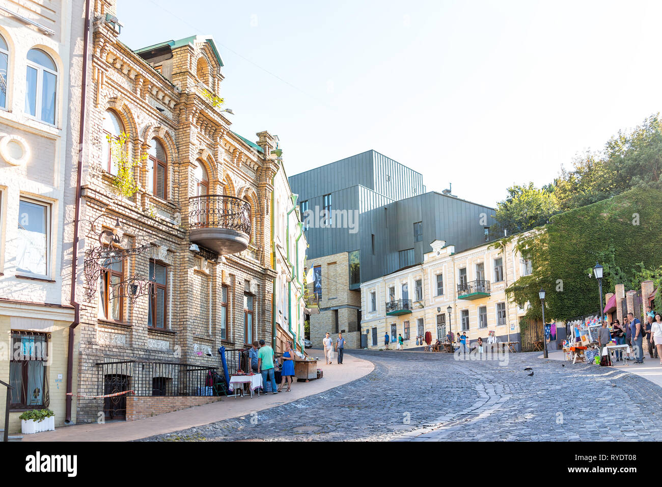 Kiew, Ukraine - August 10, 2018: Alte historische Stadt Stadt Kiew Sommer und kurvenreiche Straße auf Andriyivskyi uzviz Abstieg während der sonnigen Tag mit gepflasterten St Stockfoto