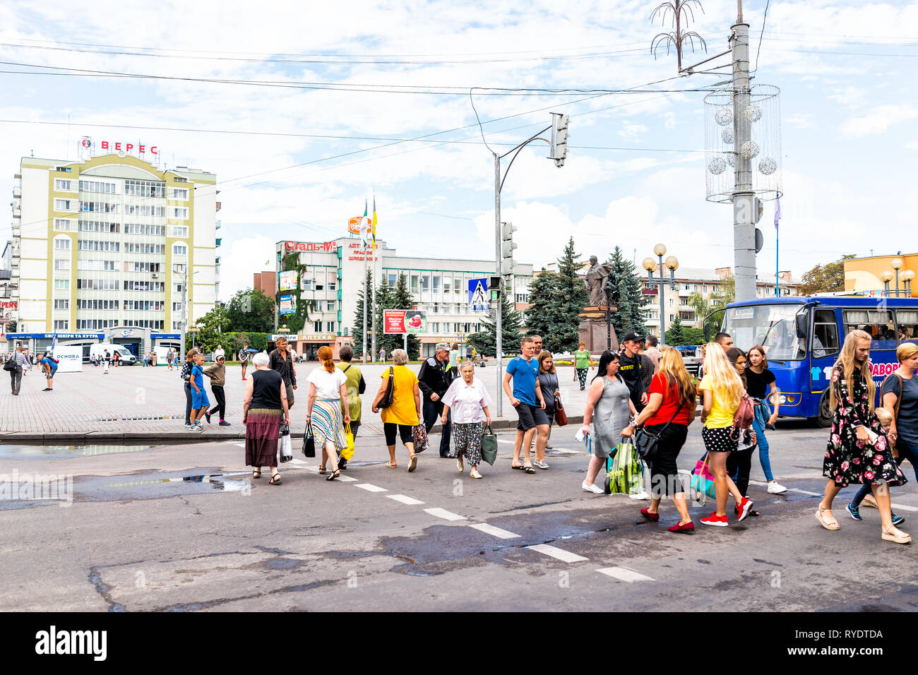 Riwne, Ukraine - August 16, 2018: Hauptplatz Straße mit Geschäften einkaufen für Rowno alte Architektur Stadt in der westlichen Ukraine und outdoor Park in Summe Stockfoto