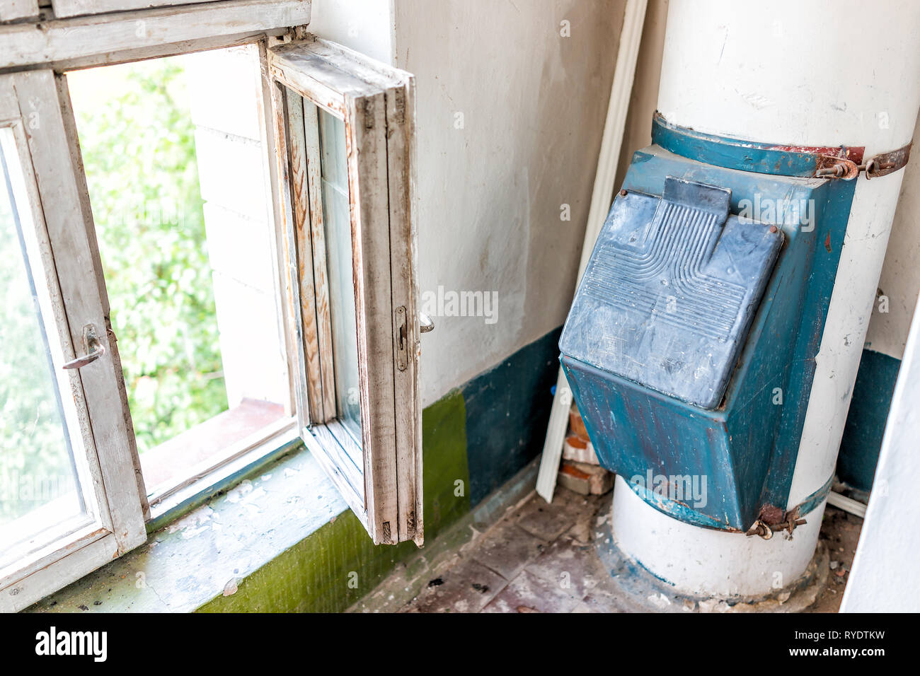 Im Inneren Treppe Korridor in den alten sowjetischen Apartment Gebäude in der Ukraine Sommer mit schmutzigen heruntergekommenen offene Fenster Innenraum Erdgeschoss mit Papierkorb Rutsche Stockfoto