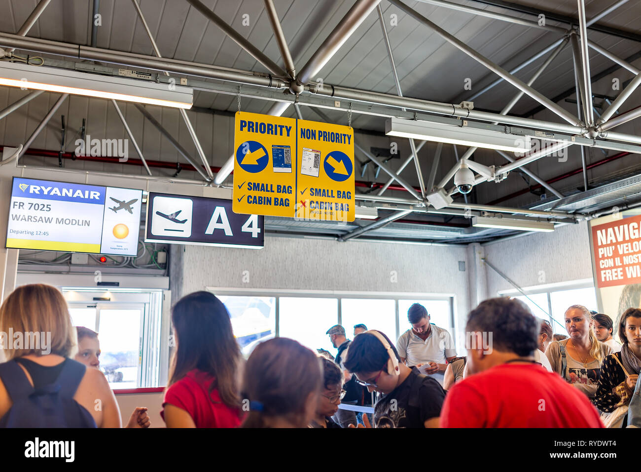 Ciampino, Italien - 6 September, 2018: die Menschen Passagiere an Bord verzögert Ryanair Flugzeug Inland Europäische Union Flug preiswerte preiswerte Fluglinie warten Stockfoto