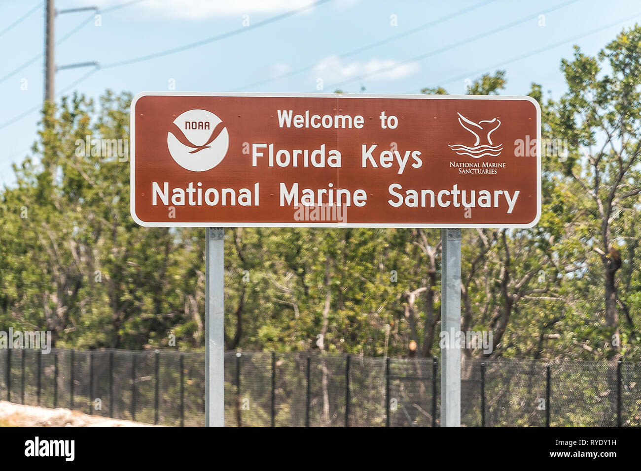 Key Largo, USA - 30. April 2018: Florida Keys Zeichen für Willkommen im National Marine Sanctuary oder noaa auf Overseas Highway Road Stockfoto