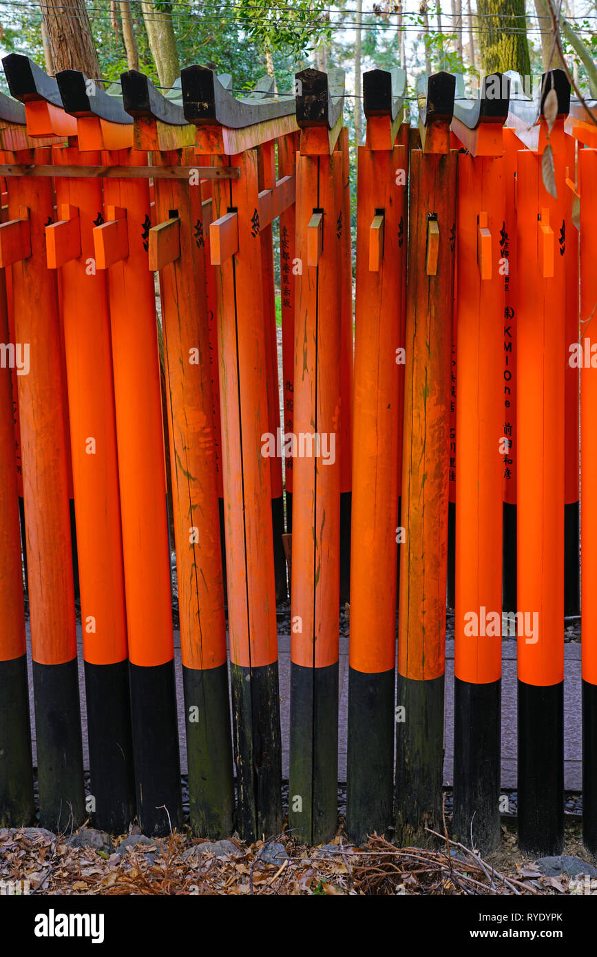 Blick auf rote tori Tore mit Säulen am Fushimi Inari Taisha Shrine, an der Basis der Inari Berg in Kyoto, Japan. Stockfoto