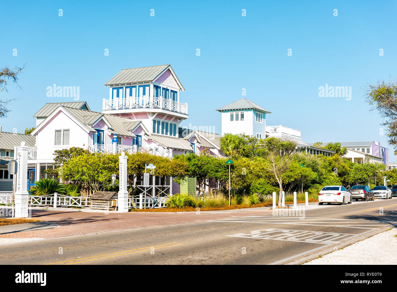 Seaside, USA - 25. April 2018: Holzhäuser Architektur von Beach Ocean Cottages und niemand in Florida Ansicht während der sonnigen Tag Straße Straße Schule anmelden Stockfoto