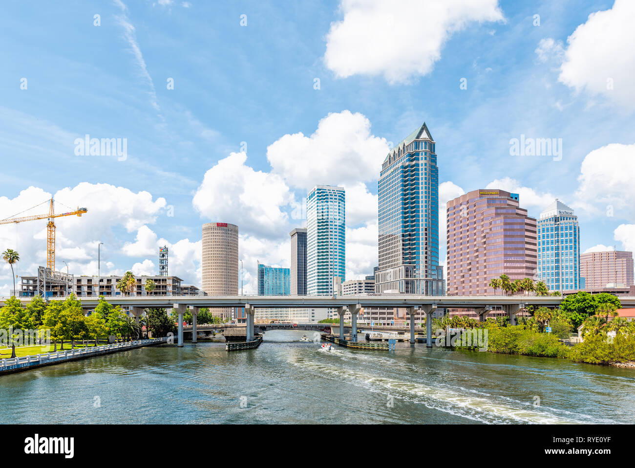 Tampa, USA - 27. April 2018: Innenstadt Stadt in Florida mit Brücken, Hochhäuser Büro moderne Gebäude und Stadtbild skyline Baukran panora Stockfoto