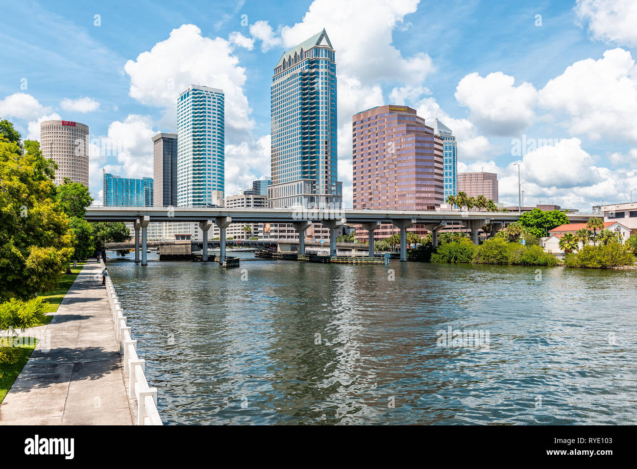 Tampa, USA - 27. April 2018: Innenstadt Stadt in Florida mit Brücken, Hochhäuser Büro moderne Gebäude und Stadtbild skyline Baukran panora Stockfoto