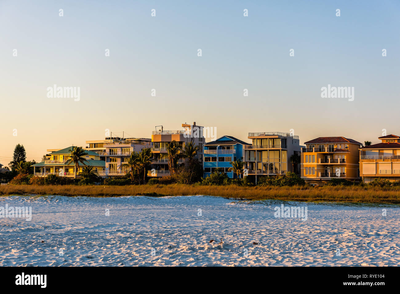 Sarasota, USA Sonnenuntergang in Siesta Key, Florida mit Küste Küste Häuser Ferienwohnungen am Golf von Mexiko Strand Ufer mit niemand Stockfoto