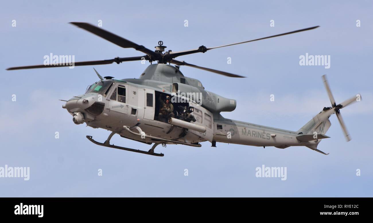 Ein U.S. Marine Corps UH-1Y Venom Kampfhubschrauber fliegen bei WAB Yuma. Dies UH-1Y Venom gehört zu den VMX-1 Squadron. Stockfoto