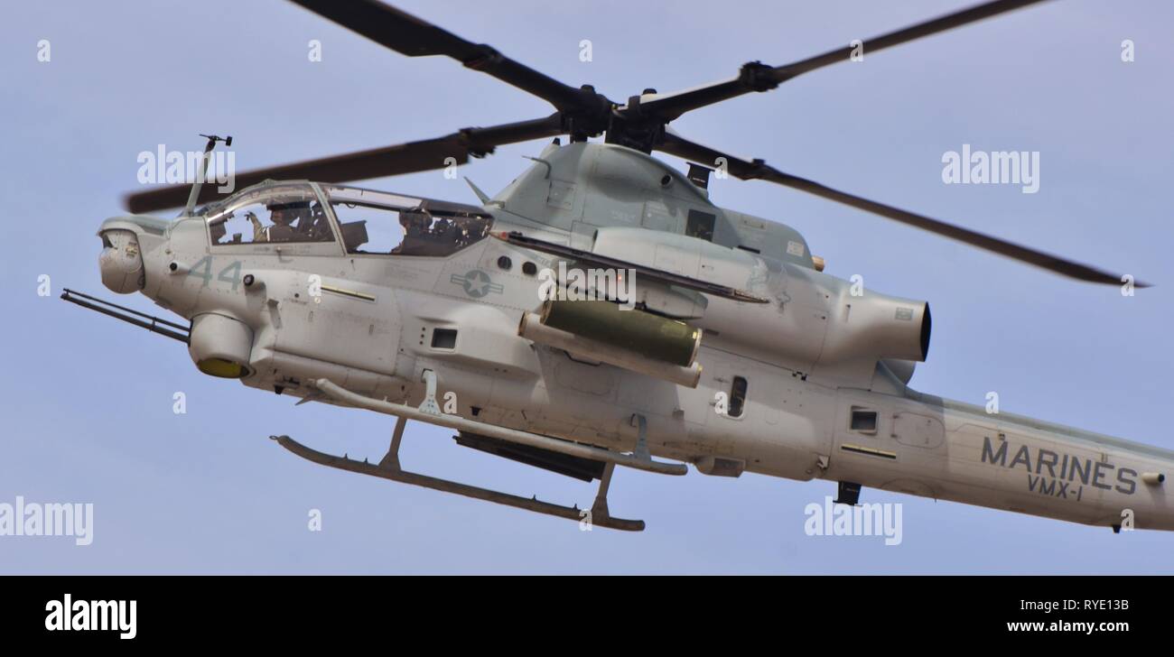 Ein U.S. Marine Corps AH-1Z Viper Kampfhubschrauber fliegen bei WAB Yuma. Dieses AH-1Z Viper gehört zu den VMX-1 Squadron. Stockfoto